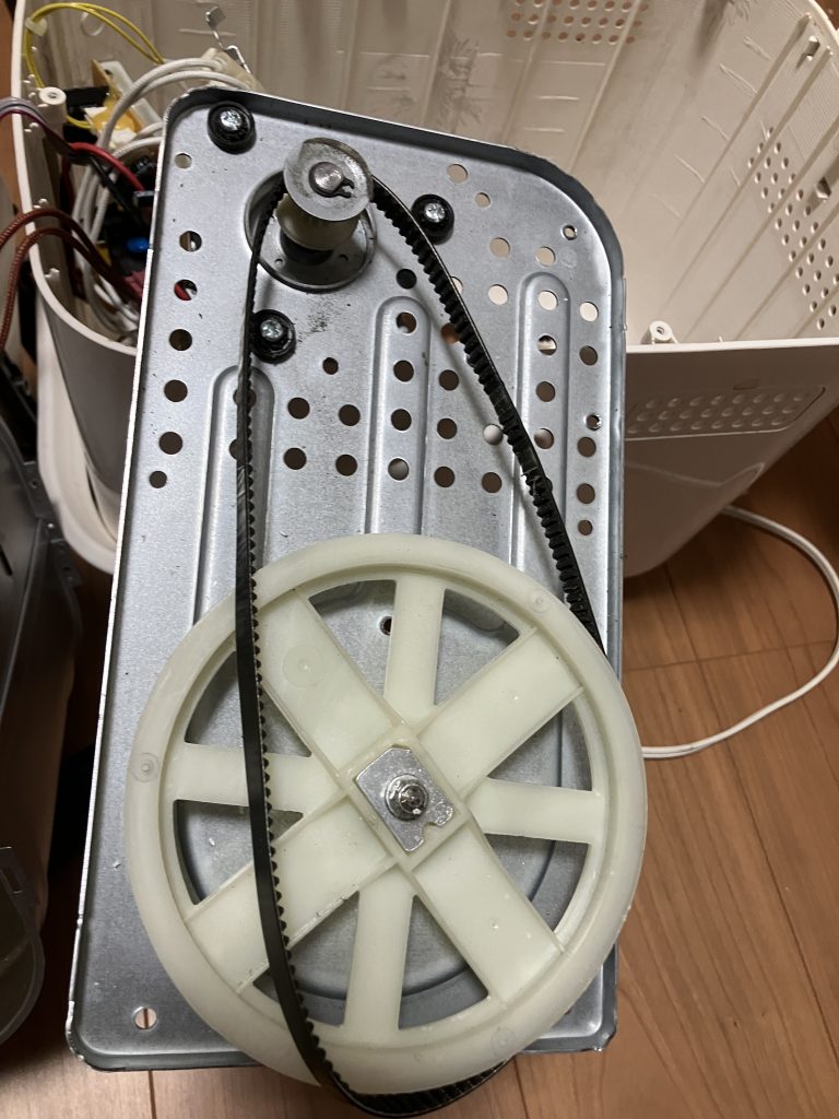 タイミングベルトをホームベーカリーSH-722にはめ込んでいる様子の写真